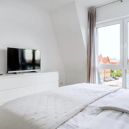 Sonniges City-apartment Mit Terrasse Ueber Den Daechern Von * Aurich