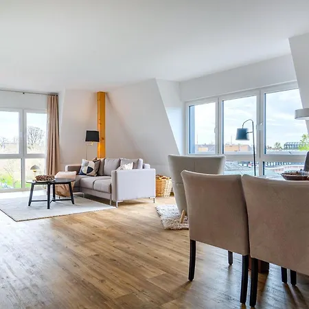 Sonniges City-apartment Mit Terrasse Ueber Den Daechern Von Apartmán Aurich